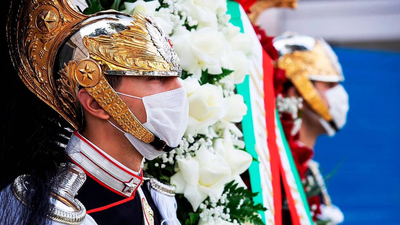 Den italienske presidentens æresgarde bruker munnbind når de skal legge ned en krans 1. mai.