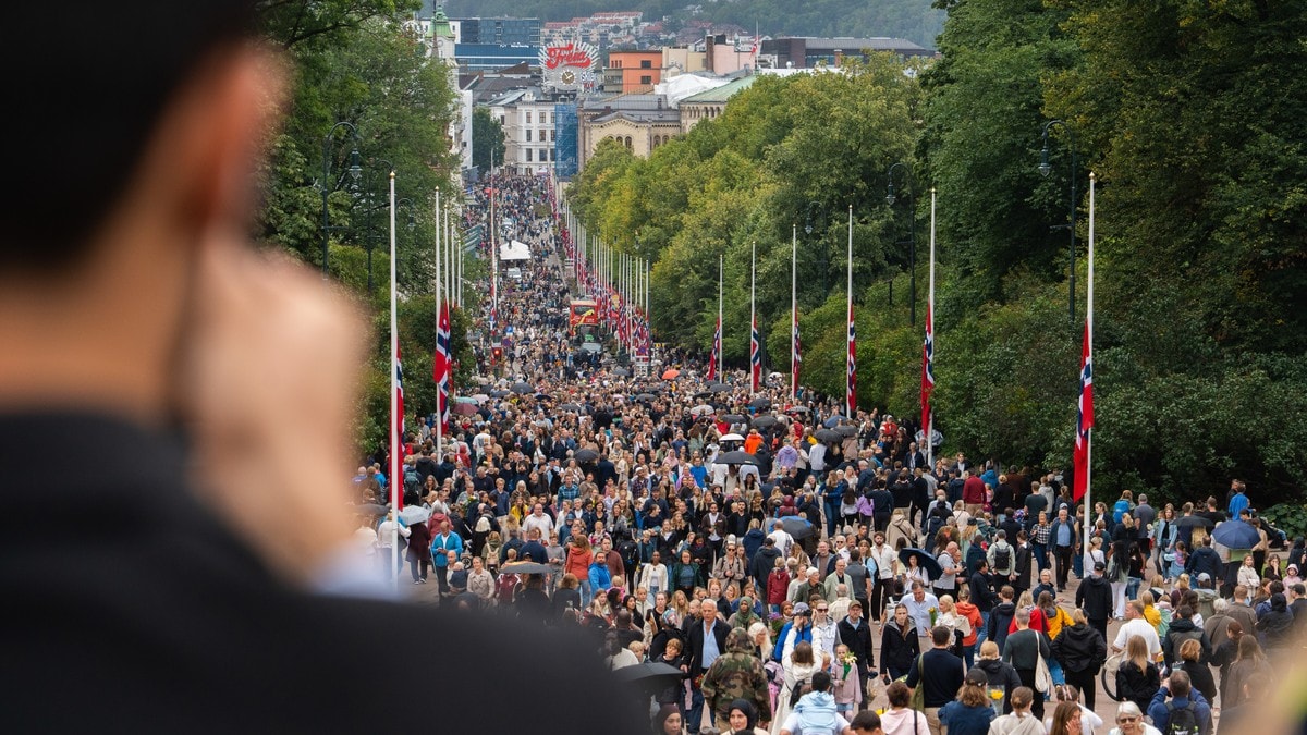 Politiet: Mellom 10.000 og 15.000 på Slottsplassen Innsatsleder Tomm Berger ved Oslo politidistrikt opplyser at det har vært en konstant strøm av mennesker mot Slottet søndag. Han anslår at det gjennom dagen konstant har vært mellom 10.000 og 15.000 på Slottsplassen.
Klokken 13.30 var det 11.000 personer til stede på Slottsplassen, det bekrefter en måling på tidspunktet.
– Det er veldig mange mennesker som har besøkt Slottsplassen i dag for å vise sin respekt og delta i sorgen, sier Berger.
Fredag var dagen da flest personer var til stede, da var 20.000 personer samlet på Slottsplassen.