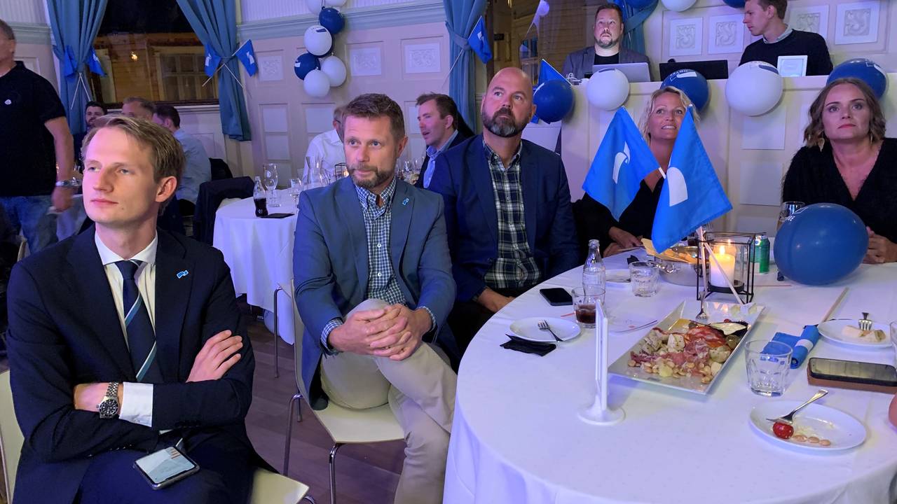 F.v. Aleksander Stokkebø, Bent Høie, Dag Terje Klarp Solvang, Erlend Jordal, Ane Mari Braut Nese og Margret Hagerup under Høyre sin valgvake på Gaffel og Karaffel i Stavanger
