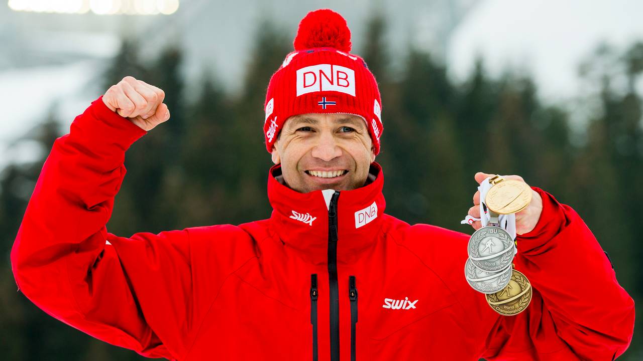 Ole Einar Bjørndalen med VM-medaljene i 2016
