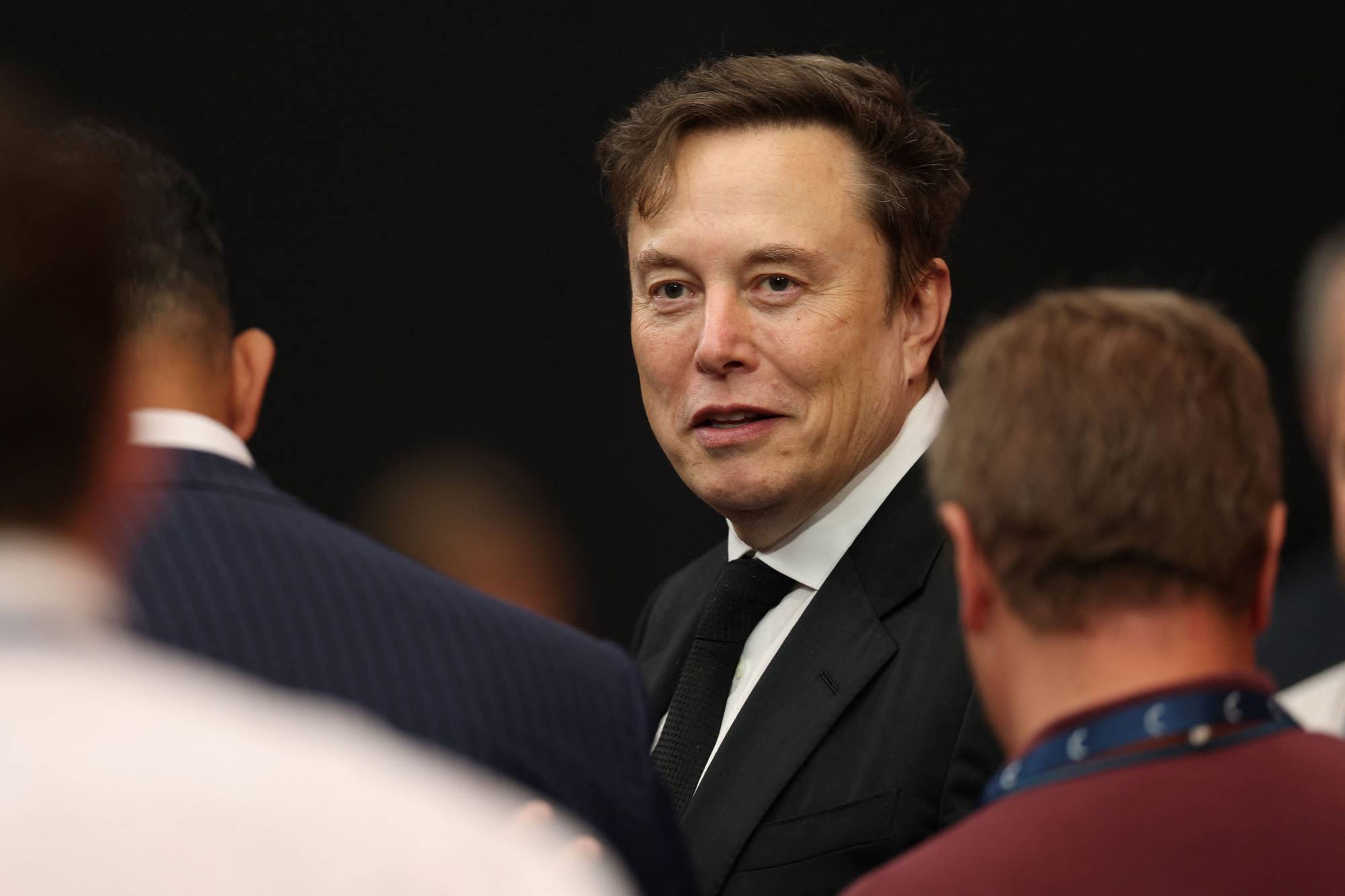 Elon Musk i dress og slips