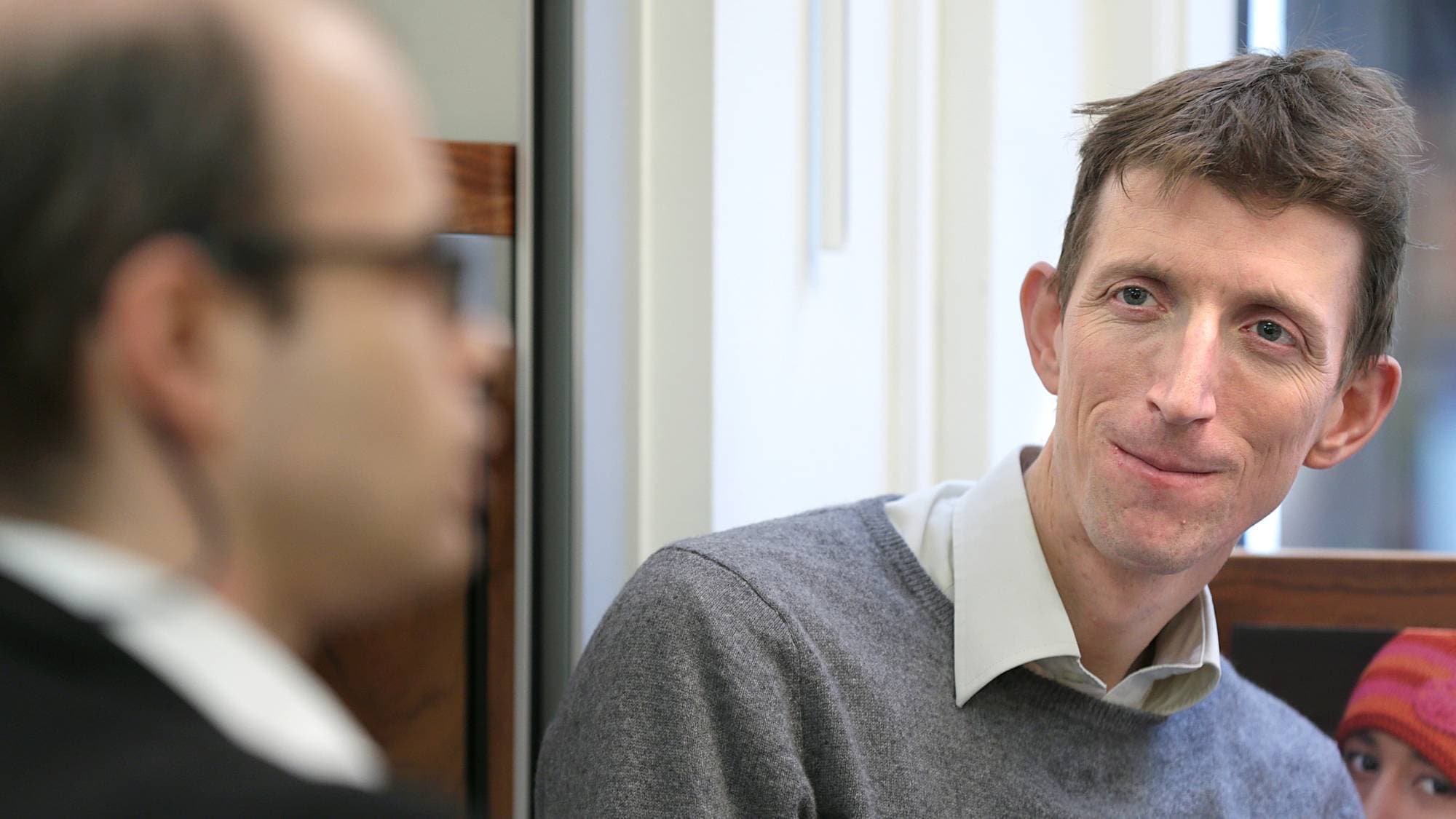 Øyvind Bratberg med skjorte og genser