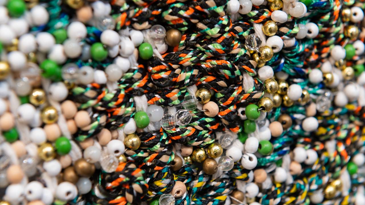 Vevkunst av Igshaan Adams. Nærbilde av mange perler i ulike farger