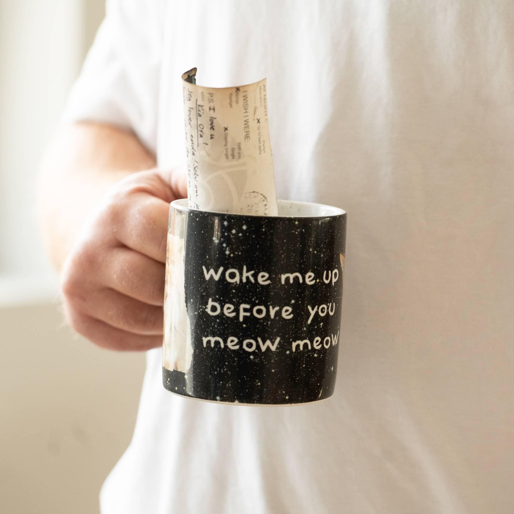 En kaffekopp og et postkort