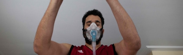 en person som holder en basketball