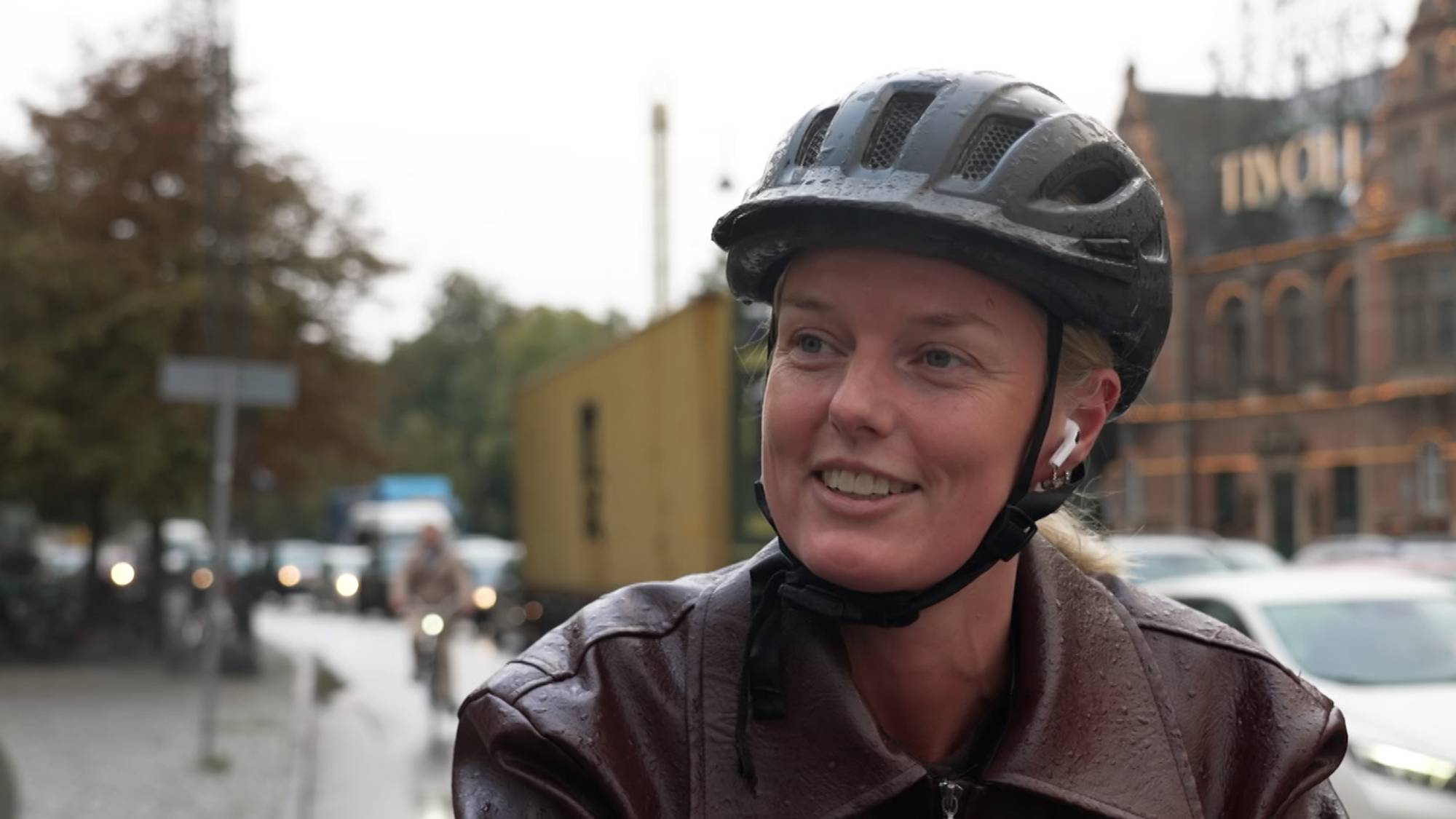 Emilie i Danmark med sykkelhjelm