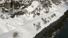 I Nord-Norge meldes det om betydelig snøskredfare – nivå tre – over hele linjen, helt ned til Svartisen i Nordland. Bildet, som viser snøskredet som gikk over E69 i Nordkapp kommune ved Skarvbergvika er mandag ettermiddag ryddet og åpnet igjen. 
