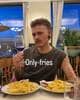 Jonas Lovv / Jonas Lovv Jonas Lovv spiser fries