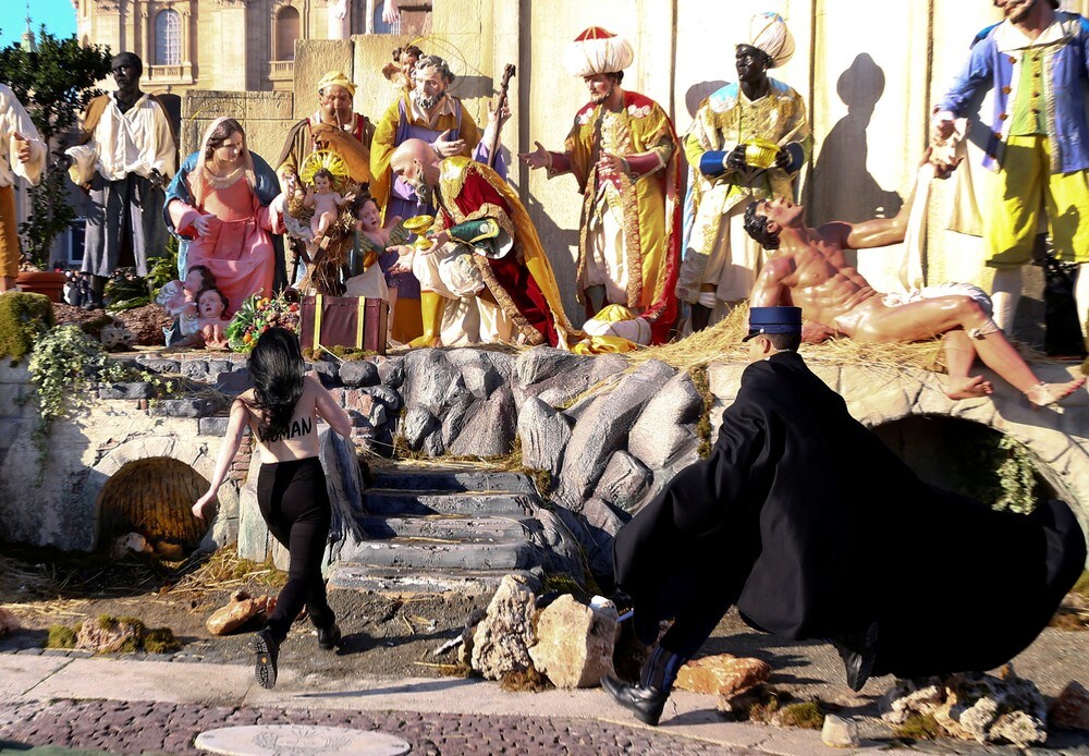 Toppløs kvinne forsøkte å stjele Jesusbarnet ved Vatikanet
