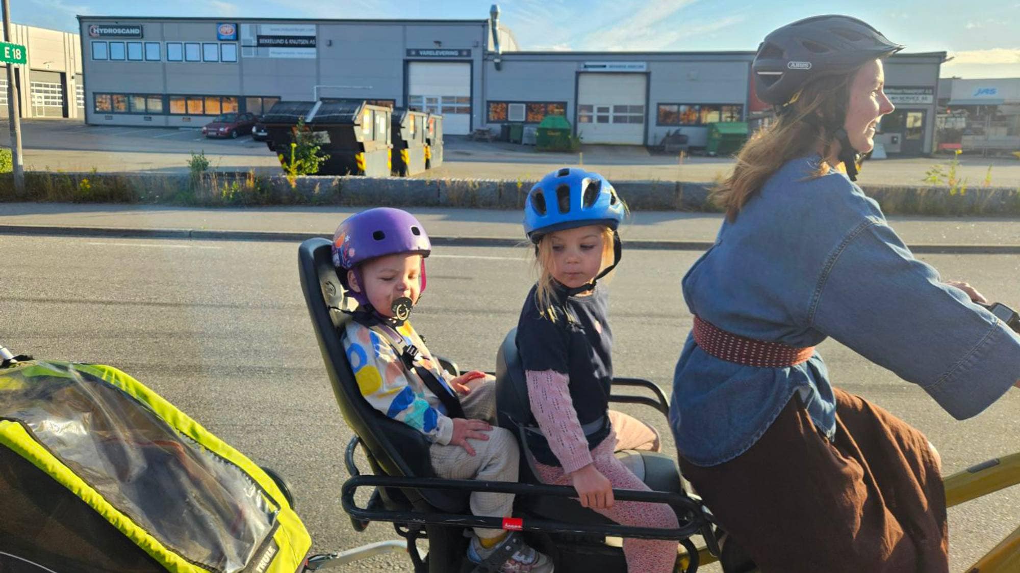 Vigdis Nybø med barn på sykkel.