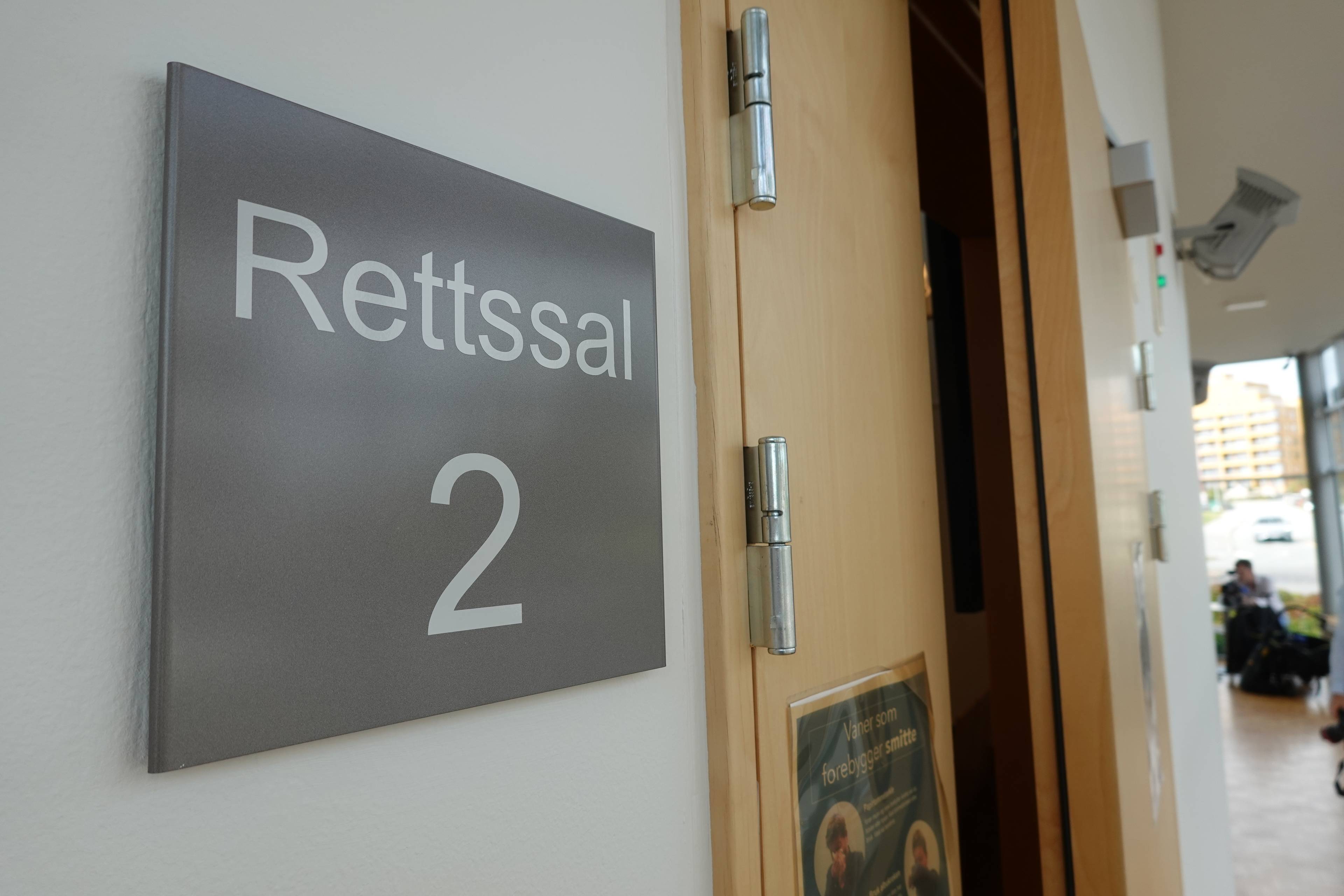 Skilt med teksten Rettssal 2 på veggen ved inngangen til en rettssal. (Bildebeskrivelsen er laget av en KI-tjeneste)