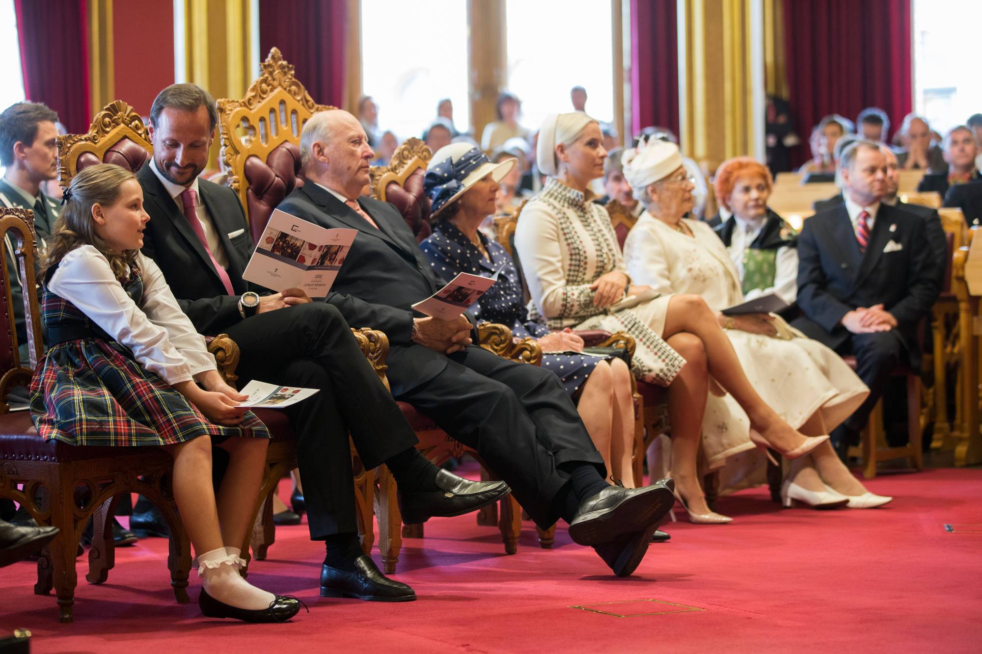 Prinsesse Astrid, fru Ferner (fra høyre), kronprinsesse Mette-Marit, dronning Sonja, kong Harald, kronprins Haakon og prinsesse Ingrid Alexandra sitter i Stortingssalen under Jubileumsmøte på Stortinget i forbindelse med Grunnlovsjubileet i 2014.
