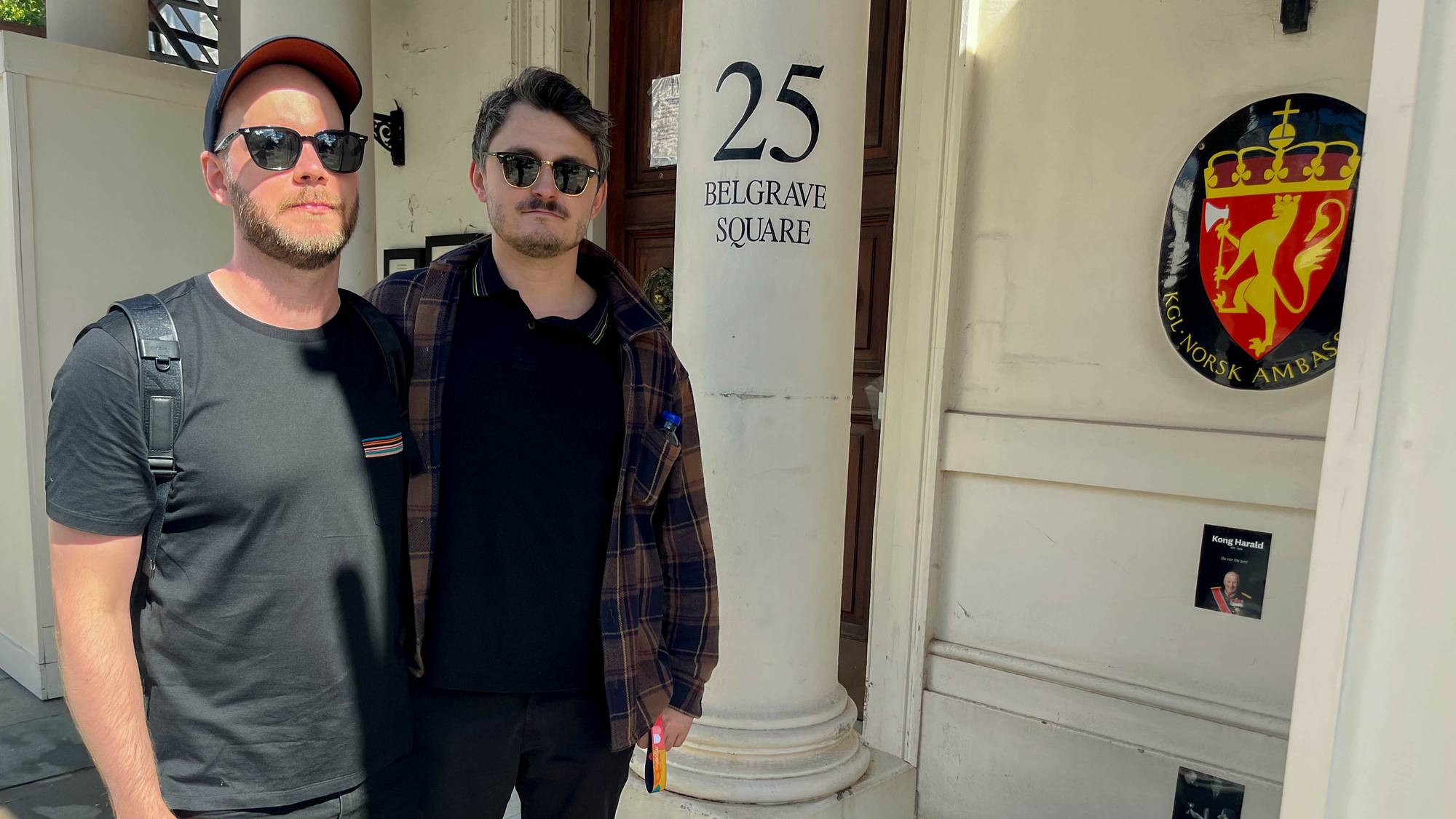 Polakkene Milosz Rolinski (35) tok til tårene da han skulle si hva Kong Harald har betydd. Han og kjæresten Slawomir Sternik bor i Norge, men er på helgetur til London.