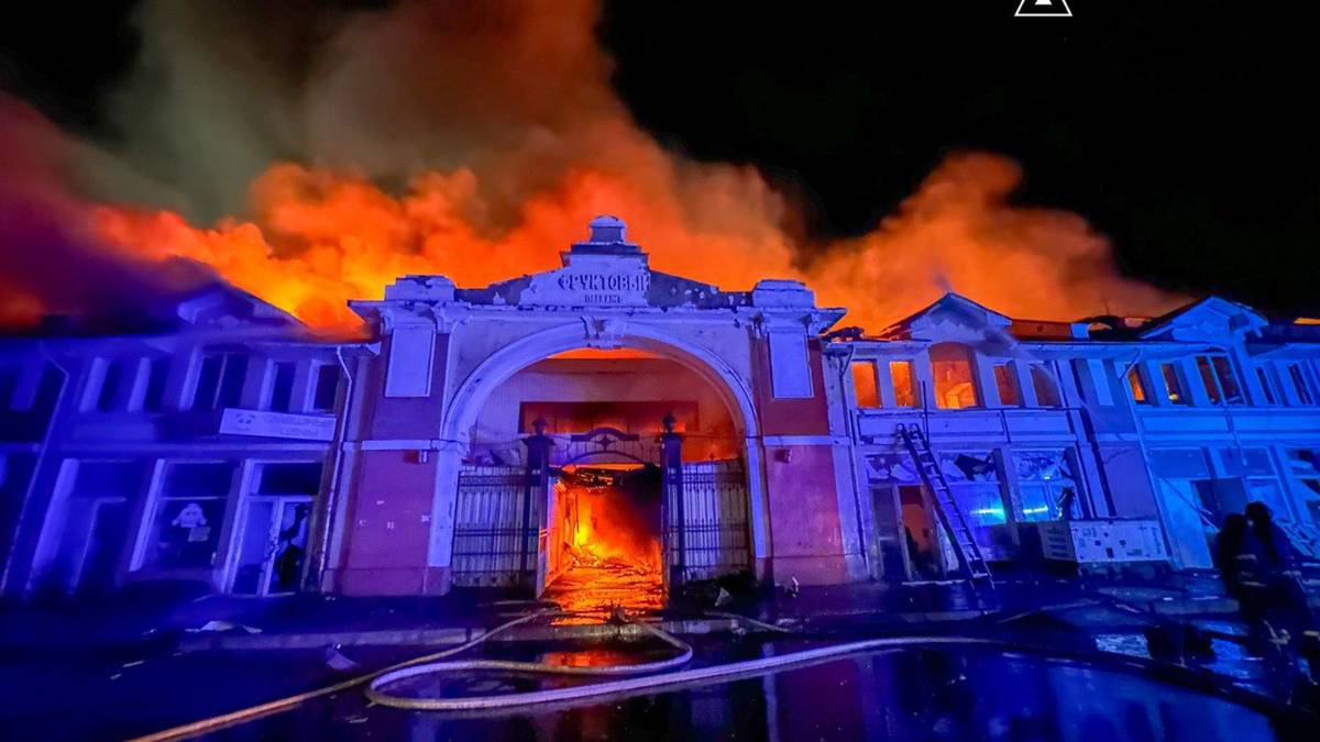 Historisk marked i flammer etter russisk droneangrep i Ukraina