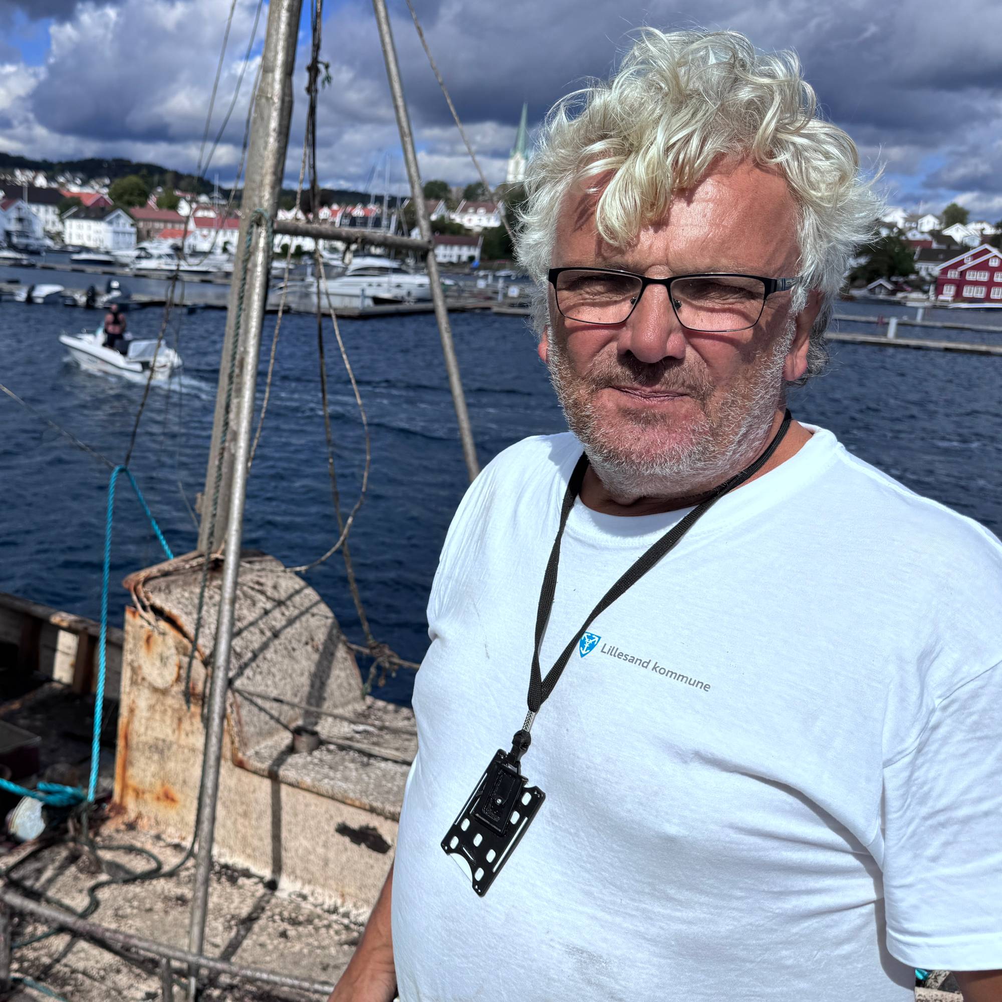 Jan Olav Johnsen foran båten som ble hevet