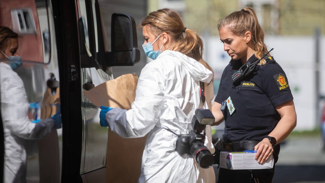 En krimtekniker og en politikvinne på vei inn i en svart bil.