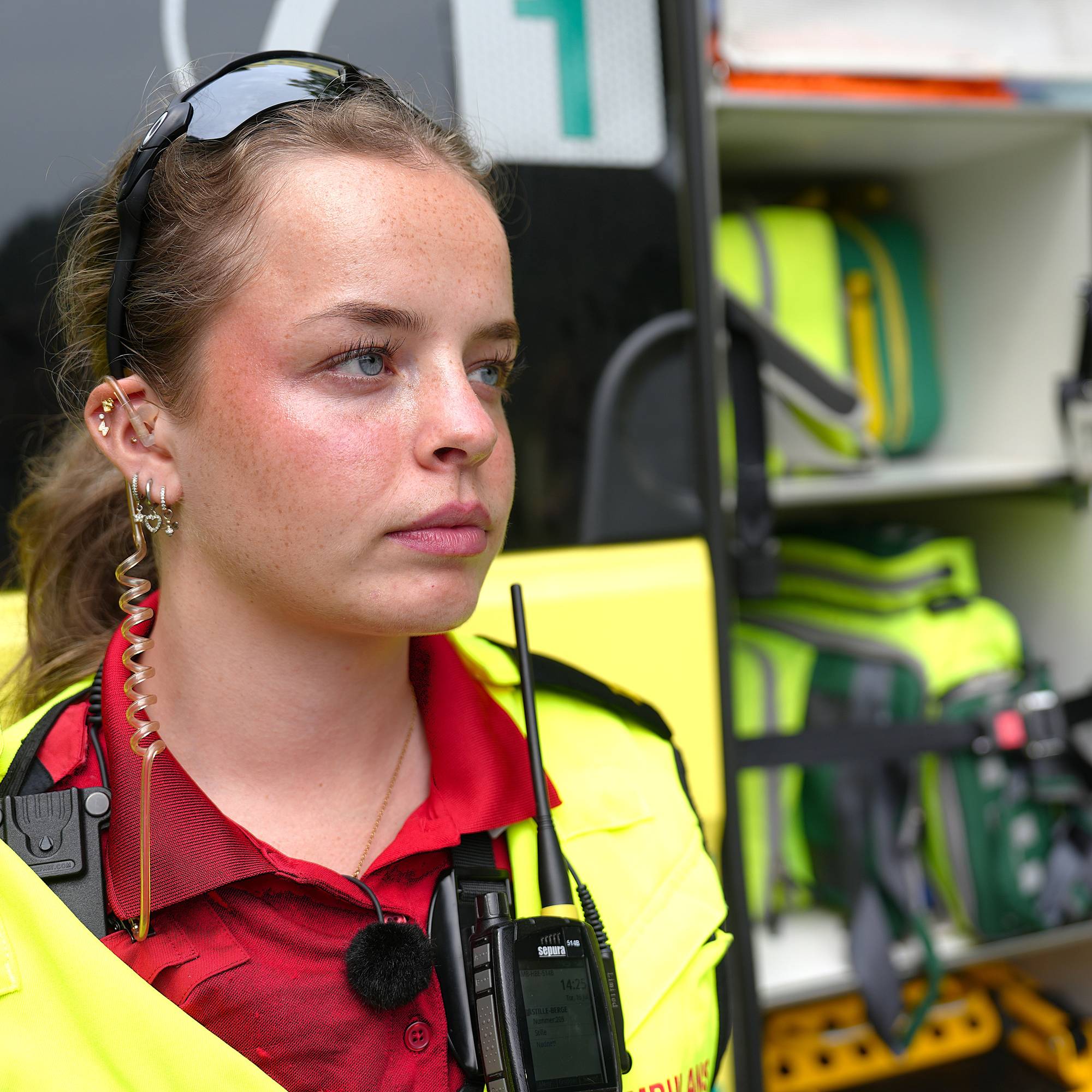 dame i ambulanse uniform.