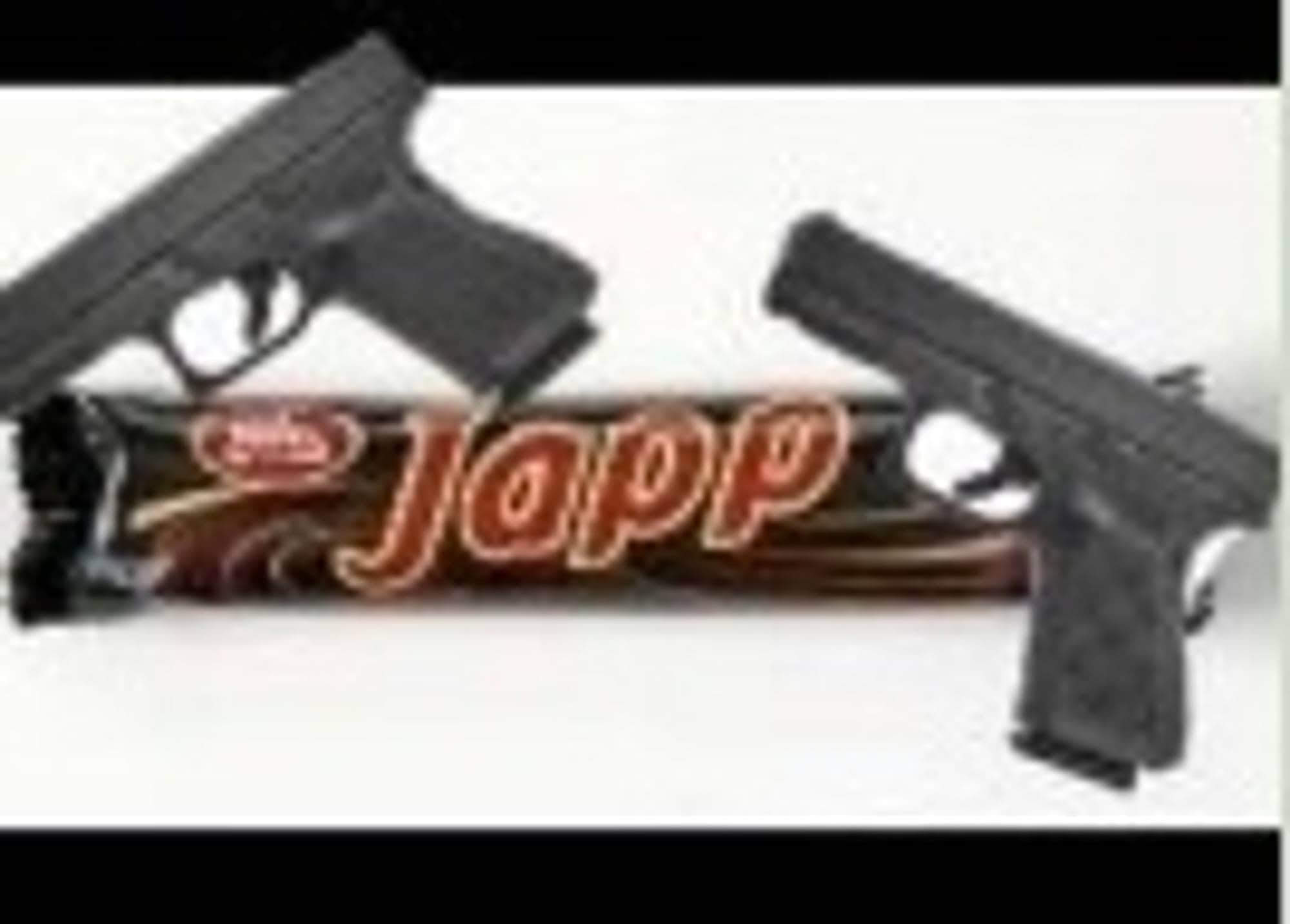 viser et bilde av sjokoladen japp, og to pistoler