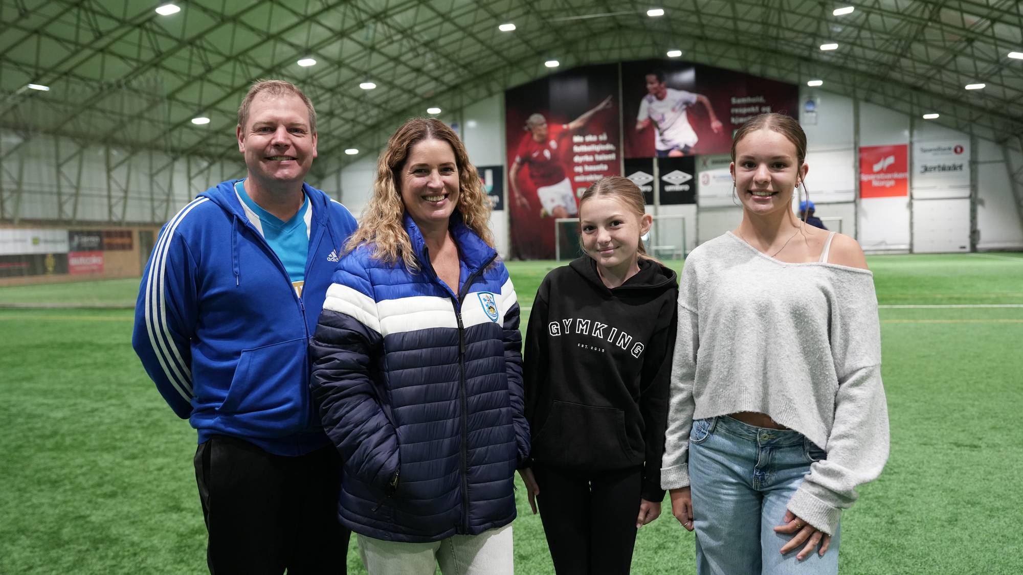 en gruppe mennesker som poserer for et bilde på et fotballstadion (Bildebeskrivelsen er laget av en KI-tjeneste)