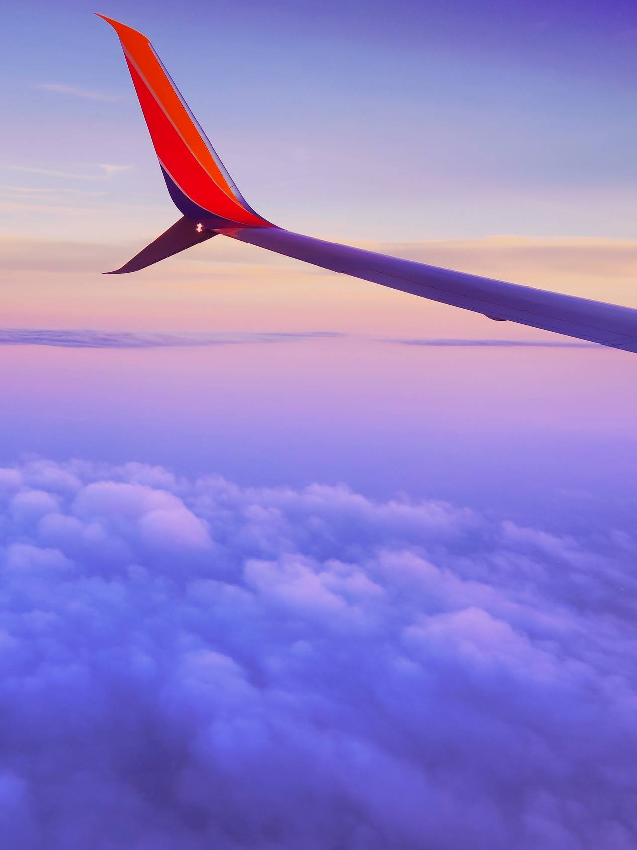 Ser ut av vinduet i fly.