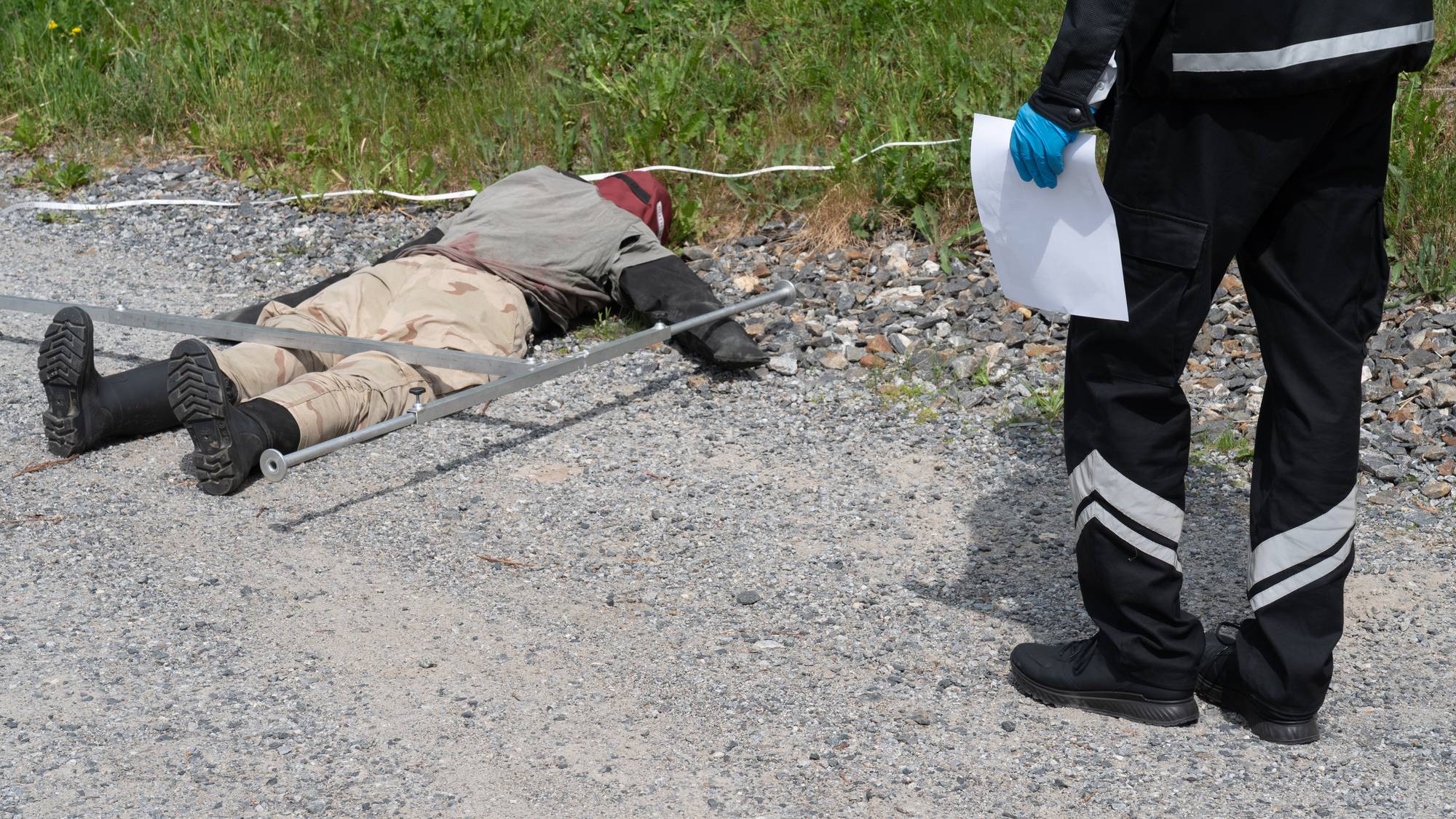 Diverse detaljer og personer fra befaring på åsted for påkjørsel med dødelig utfall, i sammenheng med drapssak i Follo og Nordre Østfold tingrett.