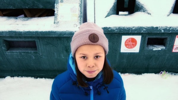 Johanna liker ikke at vi bruker bæreposer i plast, dette er ikke bra for miljøet. Hun tar opp kampen mot plast sammen med klassekameratene sine. Klarer de å få folk til å velge tøyposer? På lulesamisk