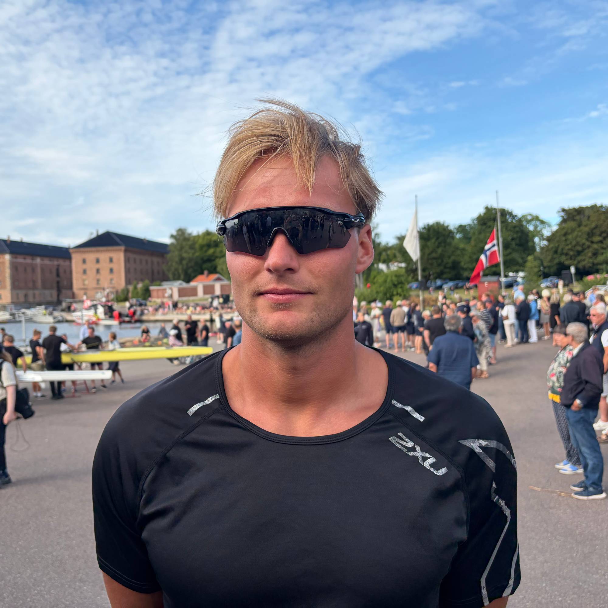 en mann med solbriller.