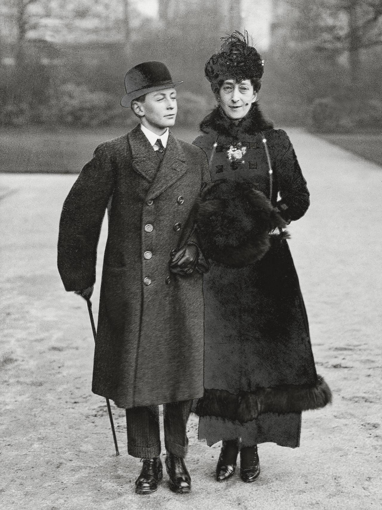 Kronprins Olav med moren Maud i England.