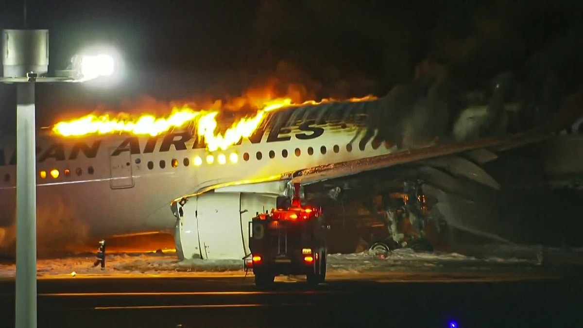 To fly i brann etter kollisjon – over 379 personar om bord