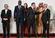ARUN SANKAR / AFP,NTB en mann i mørk dress og hvit skjorte, en mann i mørk dress og rød slips, en kvinne i oransje kjole, en mann i mørk dress, en mann i tradisjonell arabisk kledning, og en mann i mørk dress og blå slips. Mennene i dress snakker sammen. (Bildebeskrivelsen er laget av en KI-tjeneste)