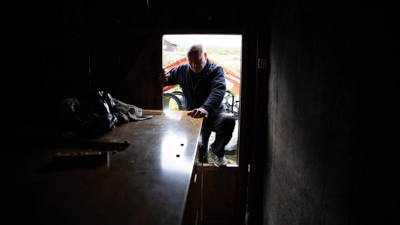 Knut Harald Brekke ved dieselaggregatet på Heinseter Fjellstue