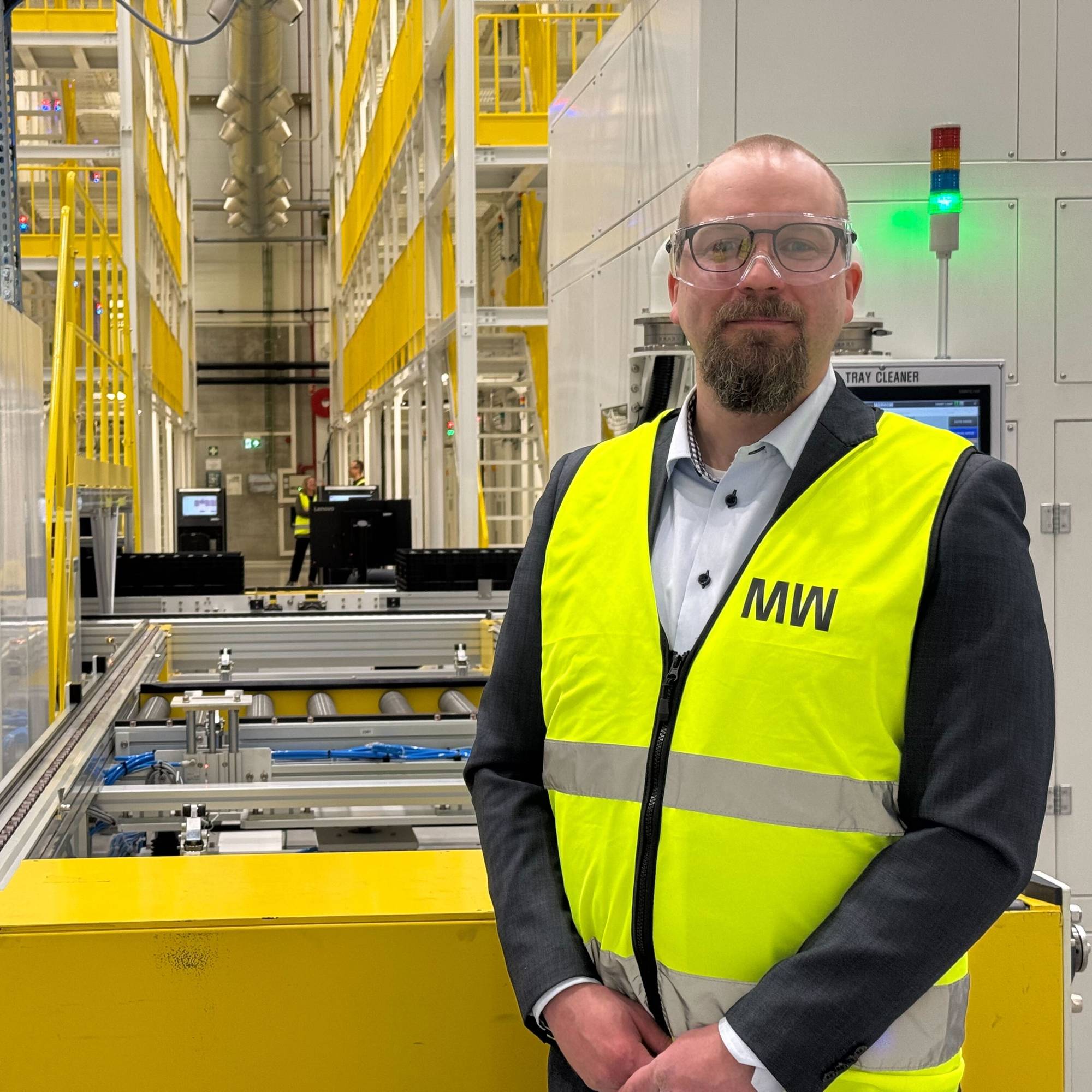Bilde av Jari Grantith fra Proventia inne på Morrow-fabrikken. Han har på seg gul vest og vernebriller.