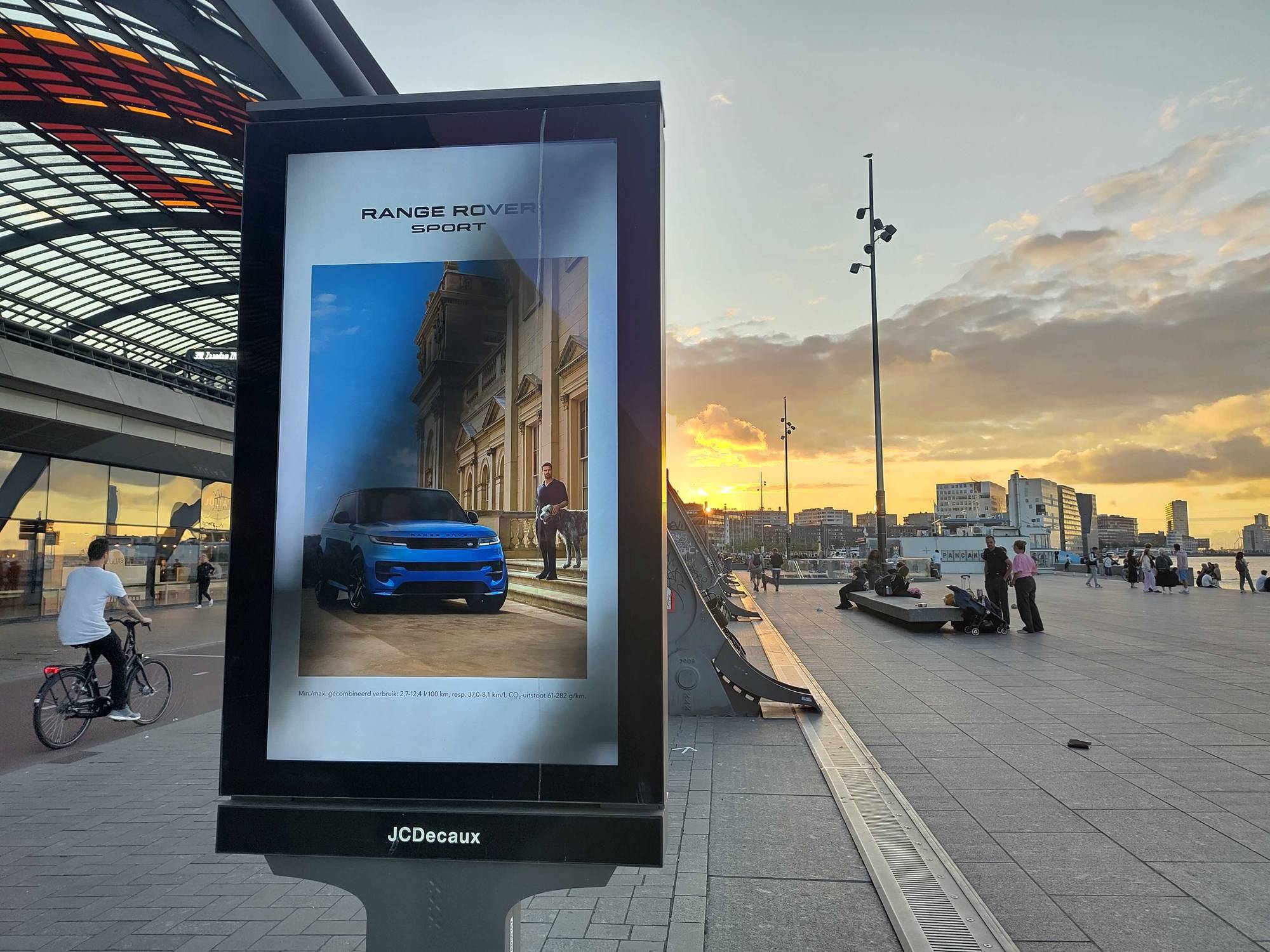 Bilde av en reklameplakat med en bil på.