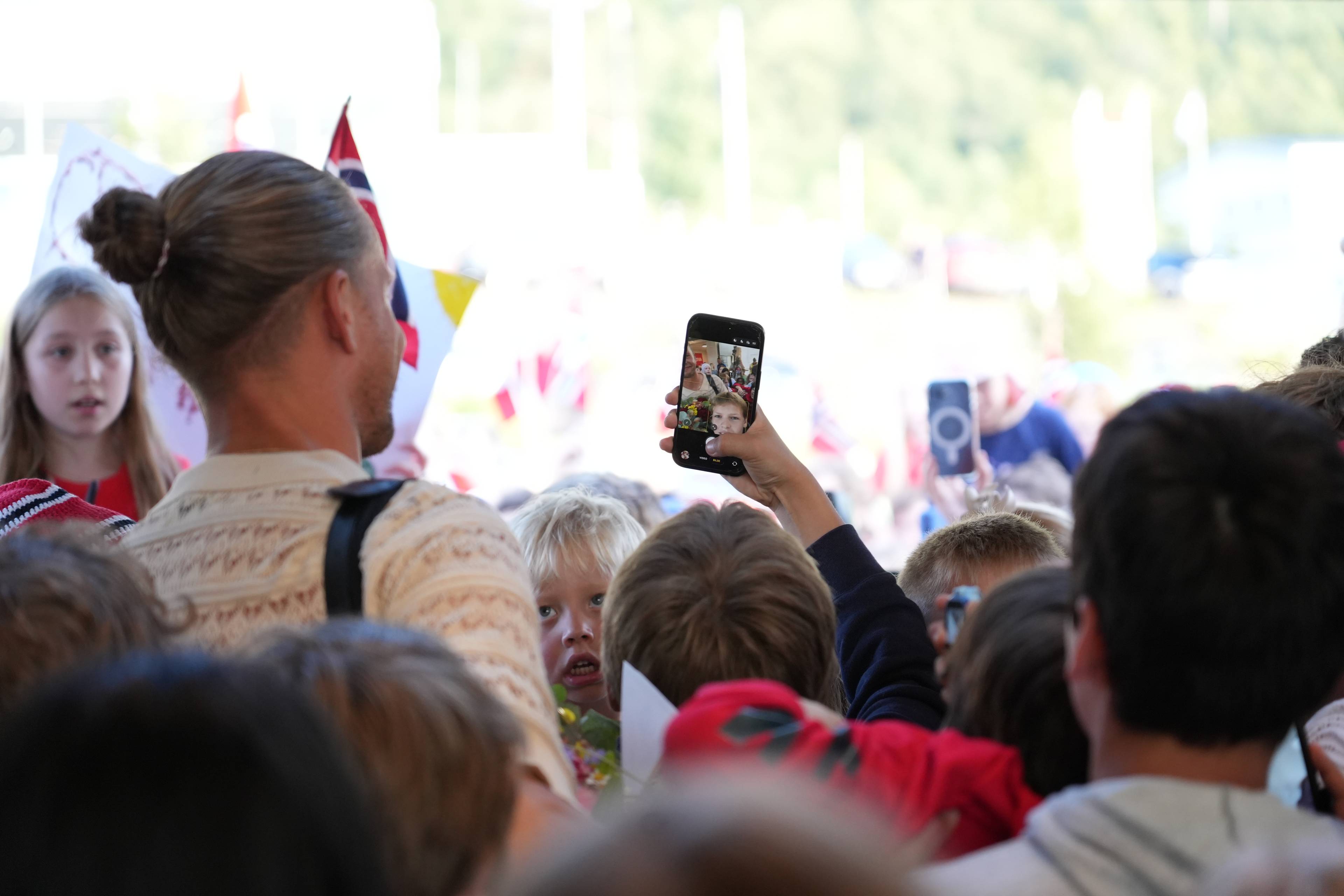 Eit hav av unge som ville ha autografar og bilete møtte landslagskeeperen då han landa på Ørsta-Volda lufthamn tysdag kveld.