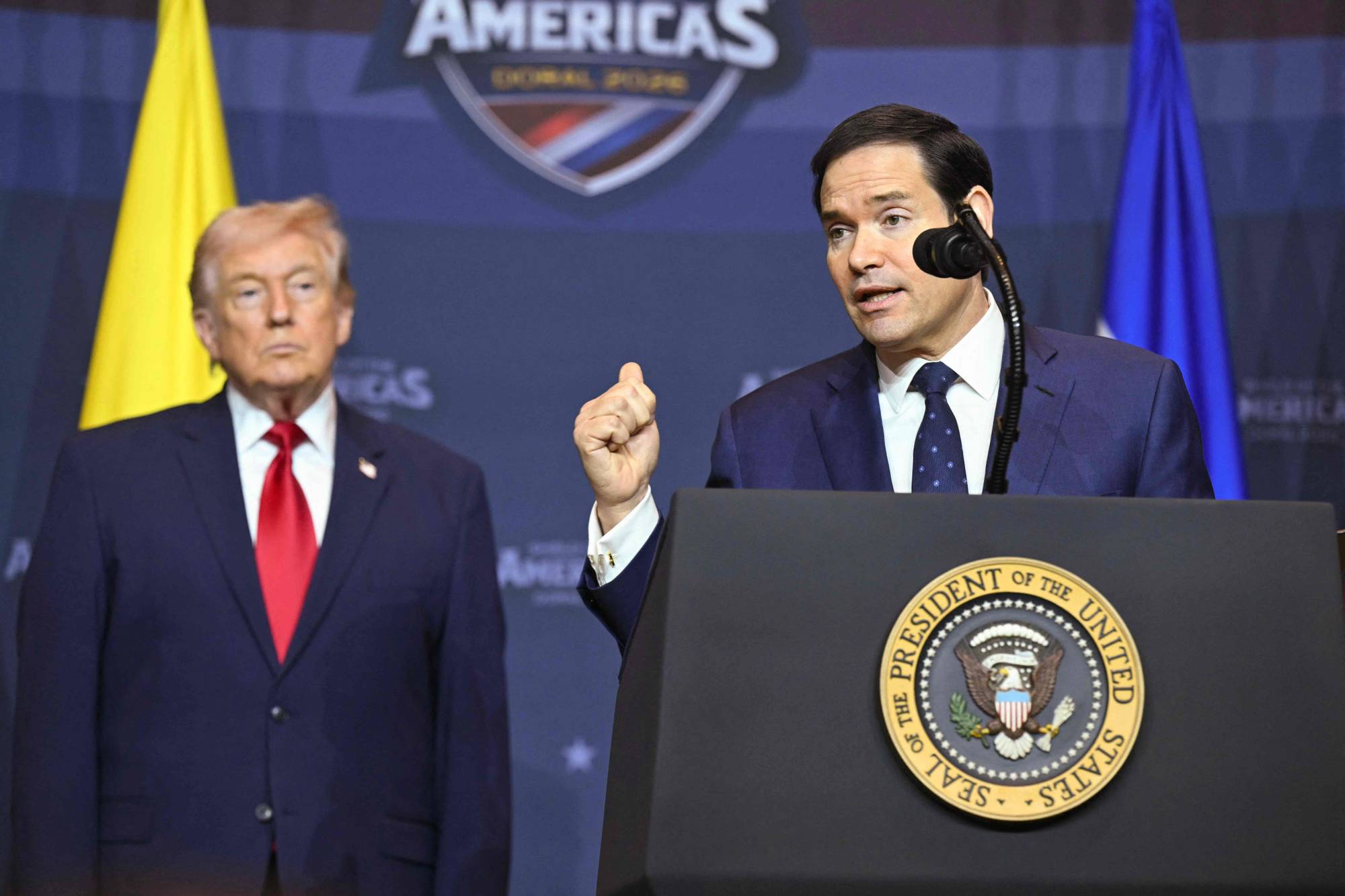 Marco Rubio med USAs president, mens Donald Trump står bak ham.