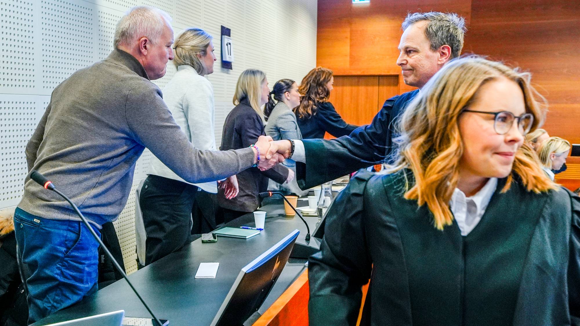 Advokater hilser på pårørende i retten