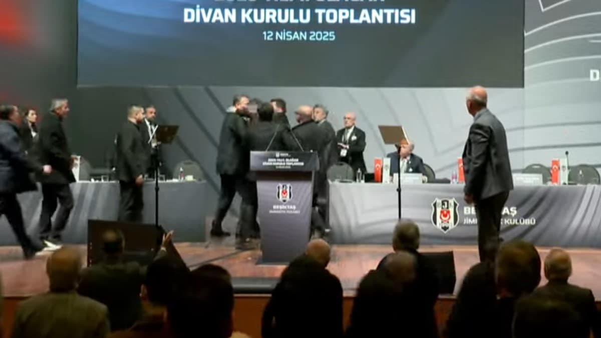 Kaos på Besiktas’ generalforsamling: Slåsskamp på scenen