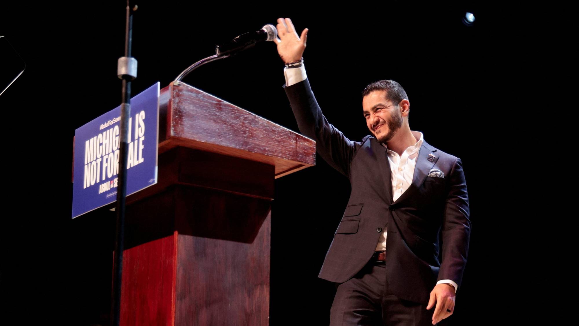 Abdul El-Sayed vinker til publikum fra en talerstol etter at han har vunnet primærvalget i Michigan. 