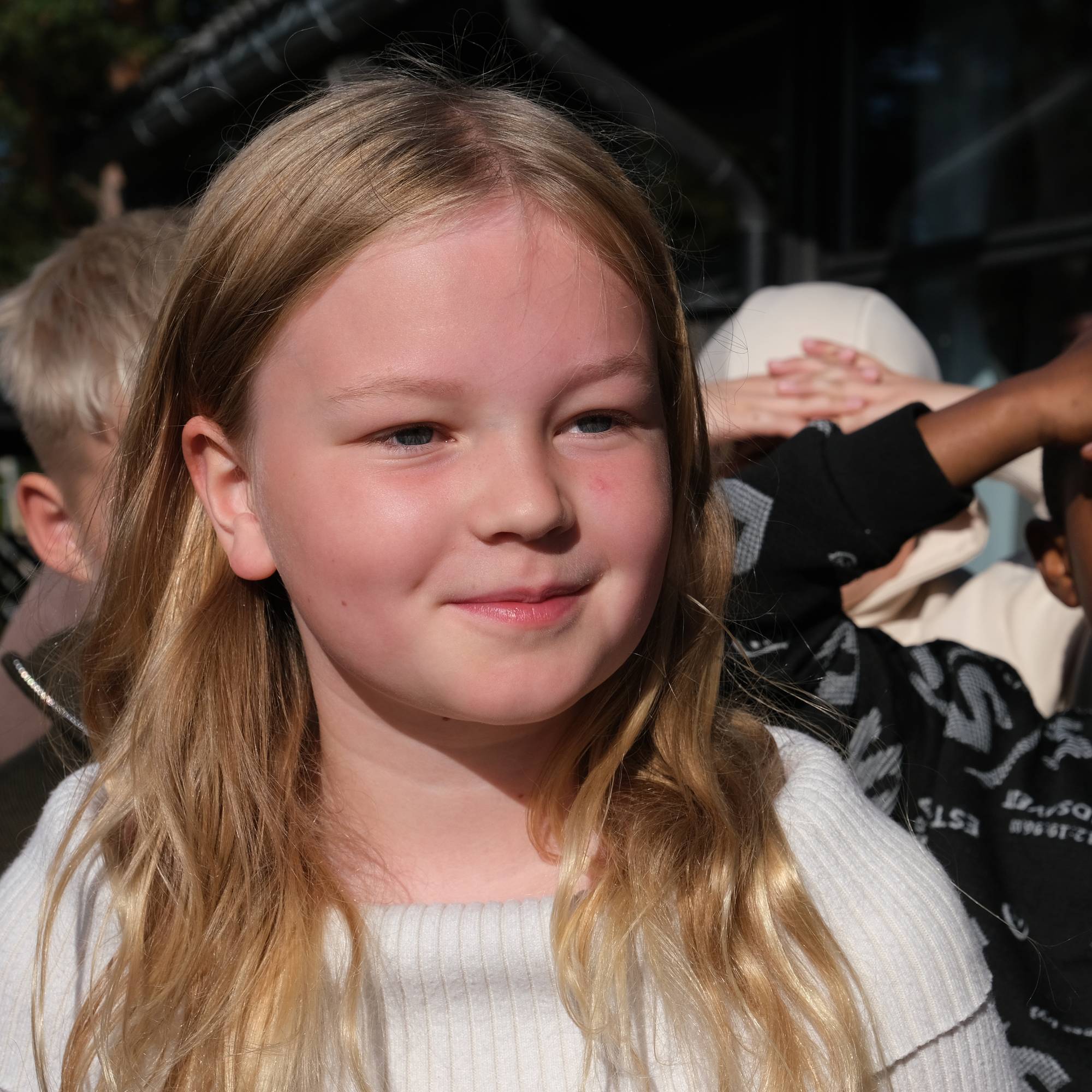 En jente med lyst langt hår