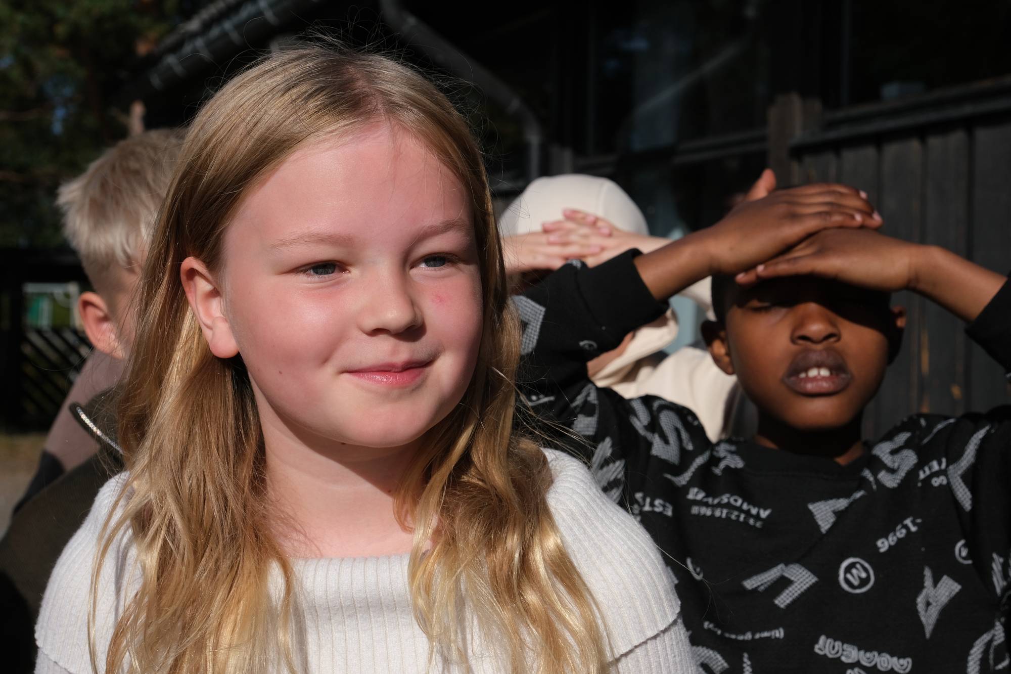 En jente med lyst langt hår