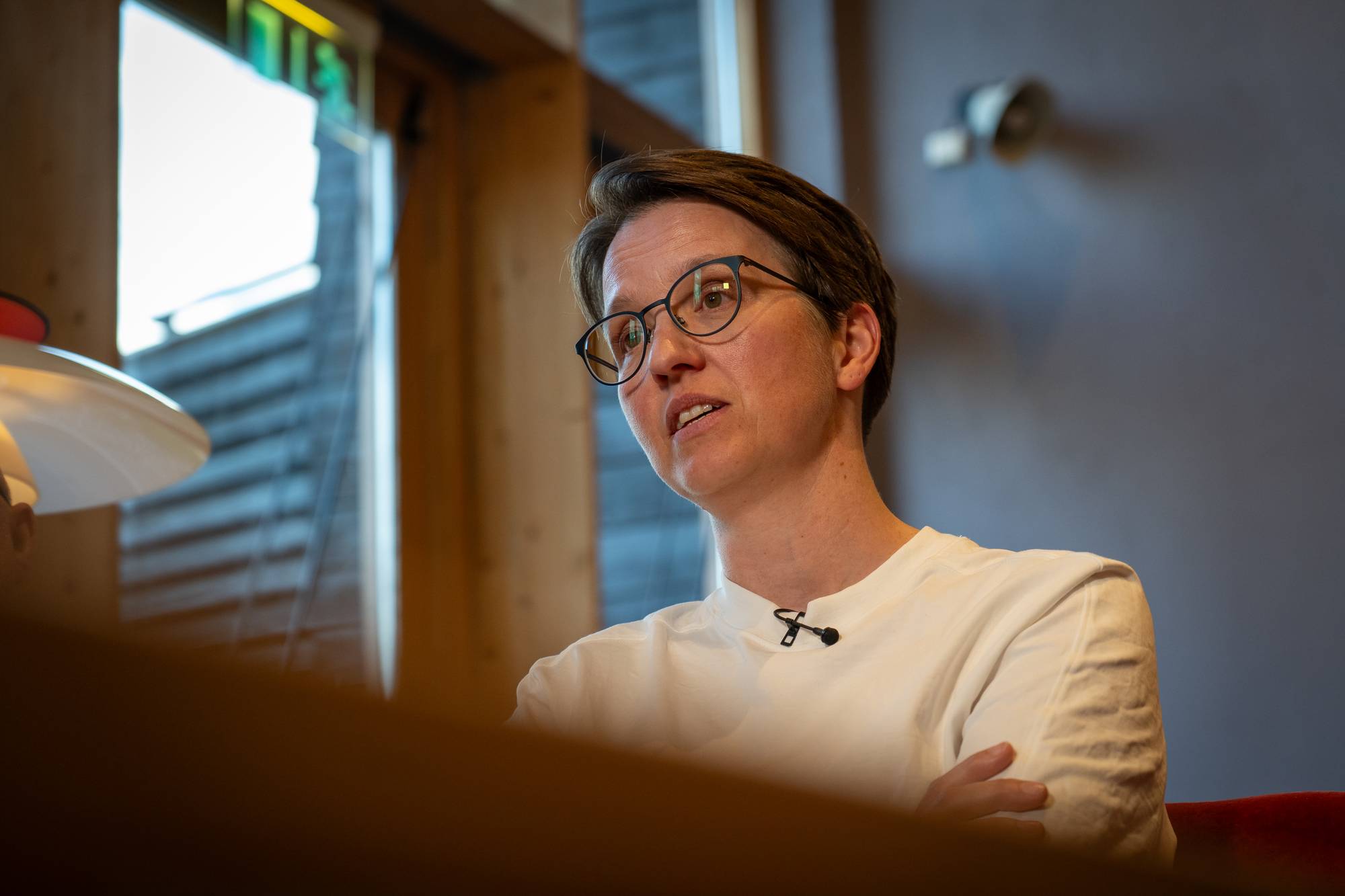 kvinne i hvit t-skjorte