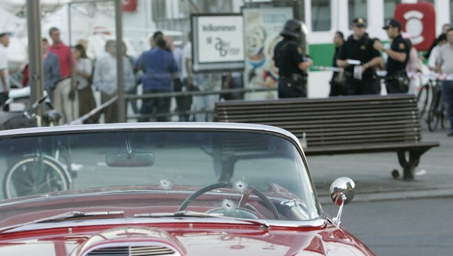 Bil med skuddhull på Aker Brygge i 2006