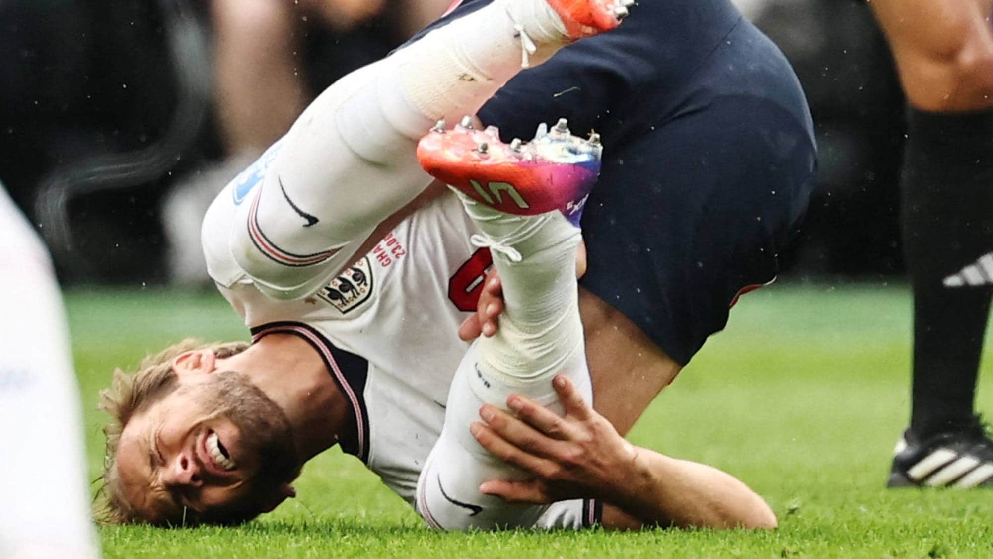 Harry Kane går i bakken i en fotballkamp