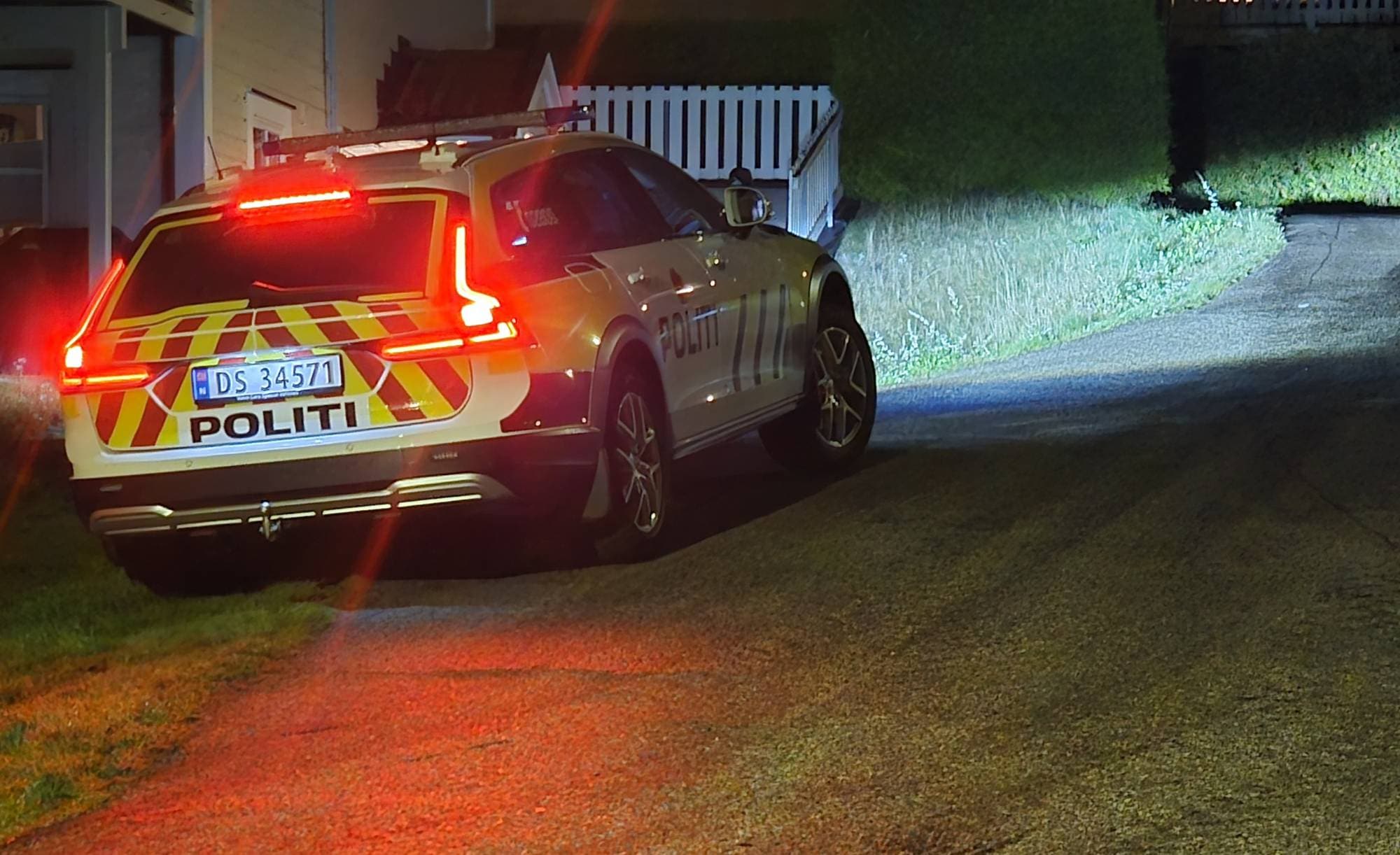 Politibil foran hus
