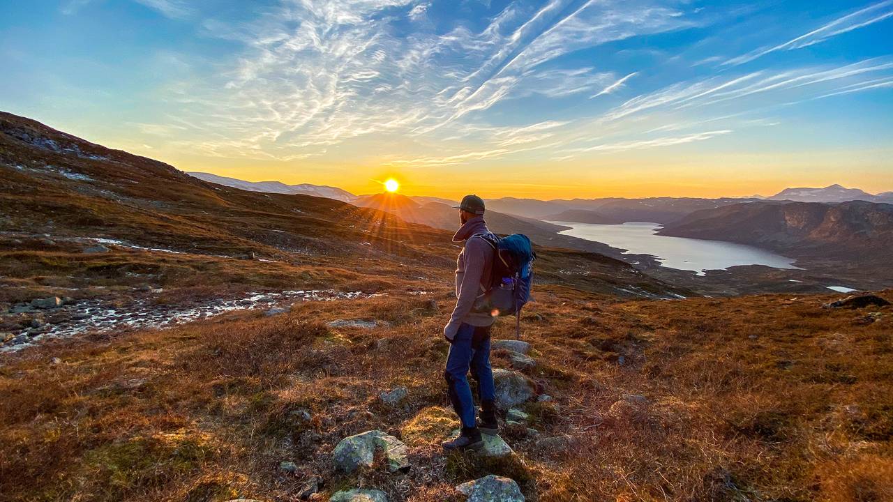 Høstsola går ned over Olefjorden