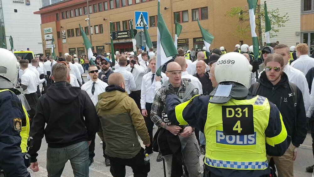 Minst 25 arresterte under nazidemonstrasjon i Sverige