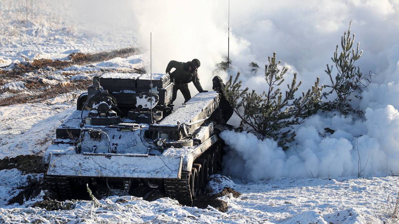Soldatar jobbar med ei stridsvogn under det som skal vere ei militærøving mellom Russland og Belarus i 2022.