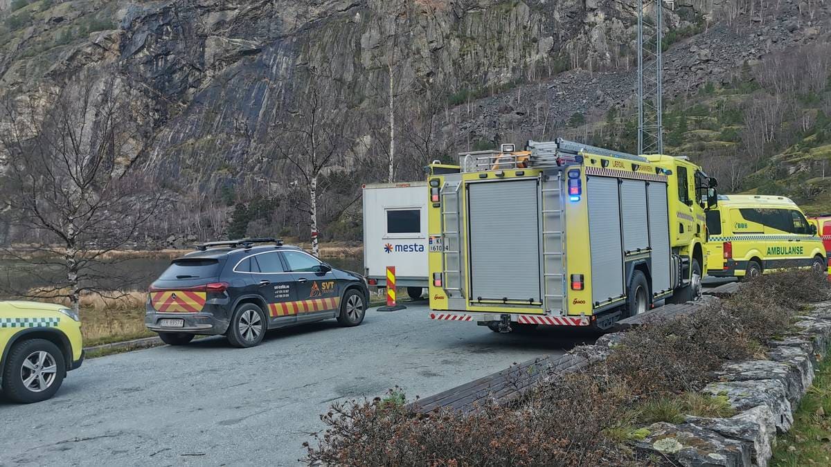 Skuleelevar trefte av stein i turområde