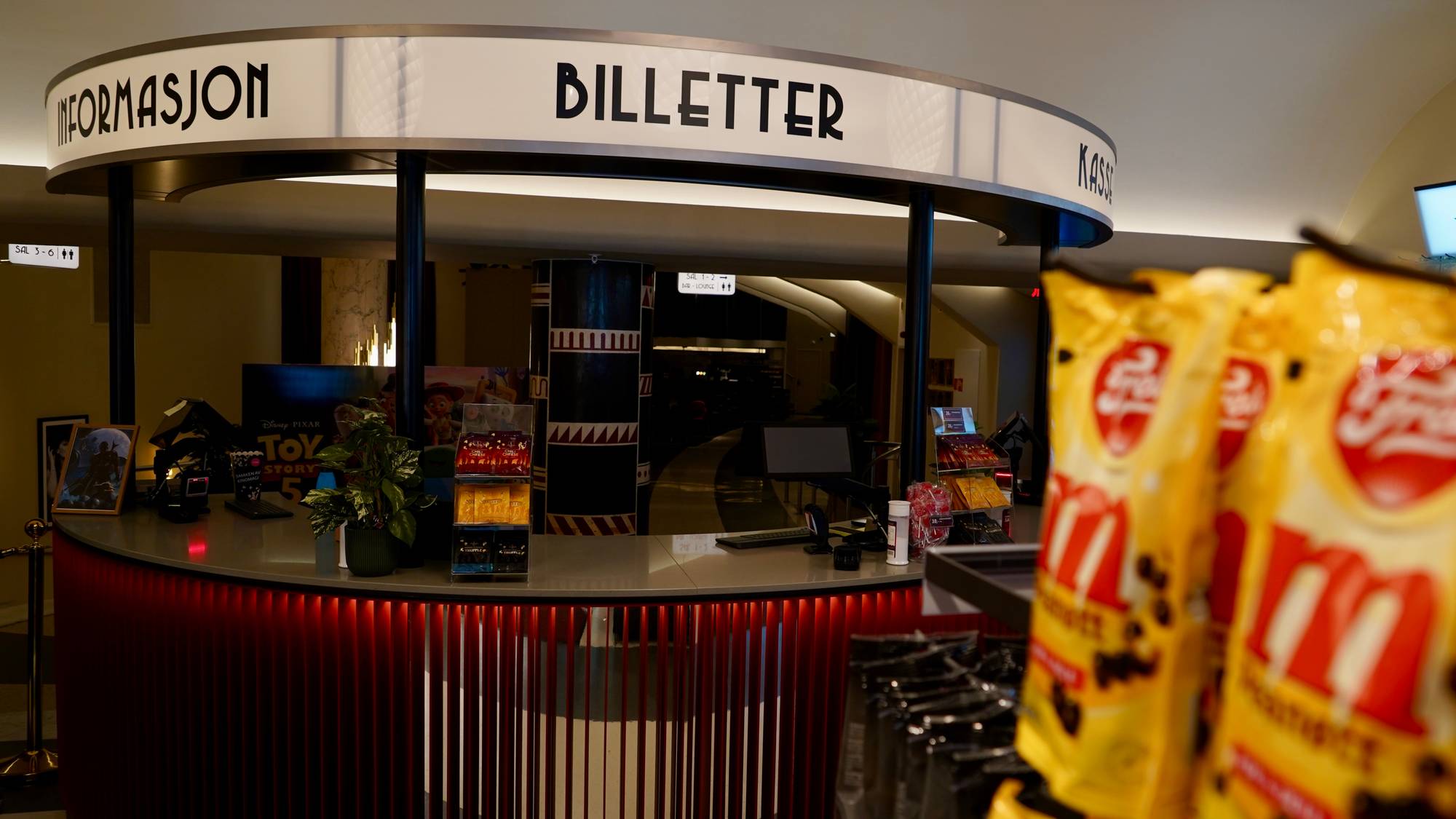 Stills til sak om skattekommisjonens forslag om beskatning av boliger, teater, kino osv. Shots av folkeliv og boliger på Grünerløkka, teater og kino i sentrum, og luksusvillaer og boliger i Trosterudveien på Oslo vest.
