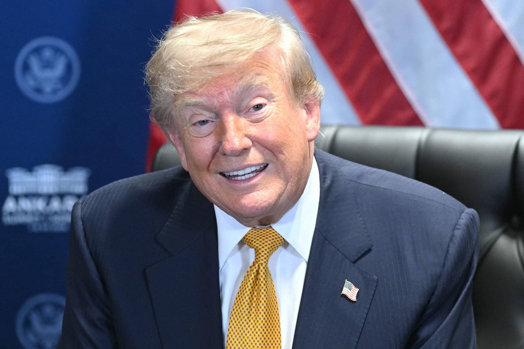 Donald Trump i blå dress